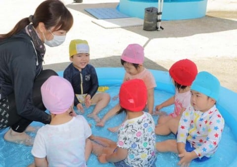 夏には園庭で水遊び。